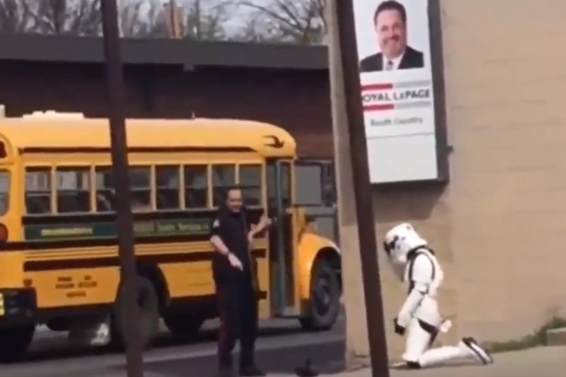 La policía se extralimita abatiendo a una soldado imperial de "Star Wars"