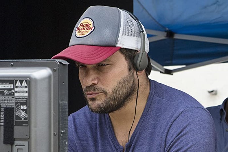 Pasan de hacer una película a hacer máscaras contra el coronavirus