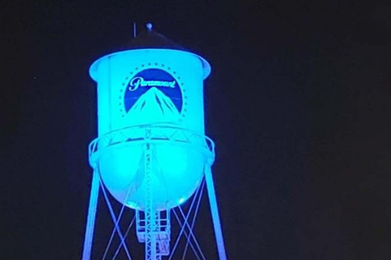 La célebre torre de Paramount se viste de azul para homenajear a los héroes sanitarios