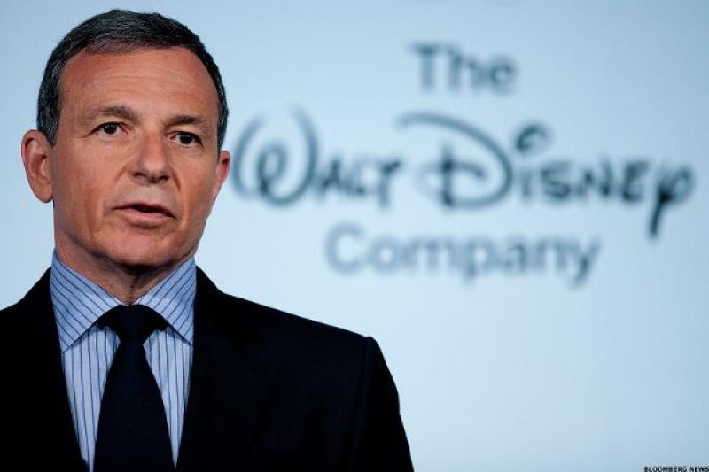 Disney accede a créditos por 13.000 millones de dólares y Bob Iger aplaza sus planes para irse "sine die"