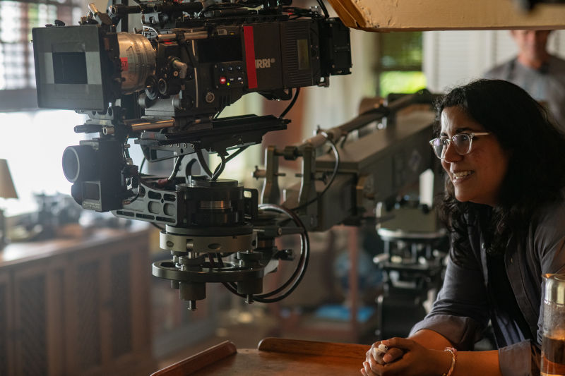 Nisha Ganatra: Alegría y música en "Personal Assistant" para tiempos de pandemia