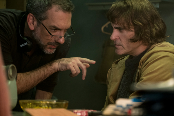Joaquin Phoenix y Todd Phillips se ponen serios para hablar de "Joker"