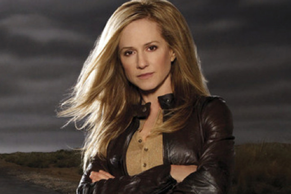 Holly Hunter protagonizará la nueva serie del creador de “A dos metros bajo tierra”