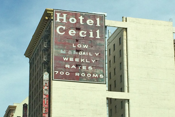 Michael Peña y el hotel de los misterios paranormales