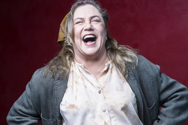 Kathleen Turner al frente de la boda de su hijo en una comedia