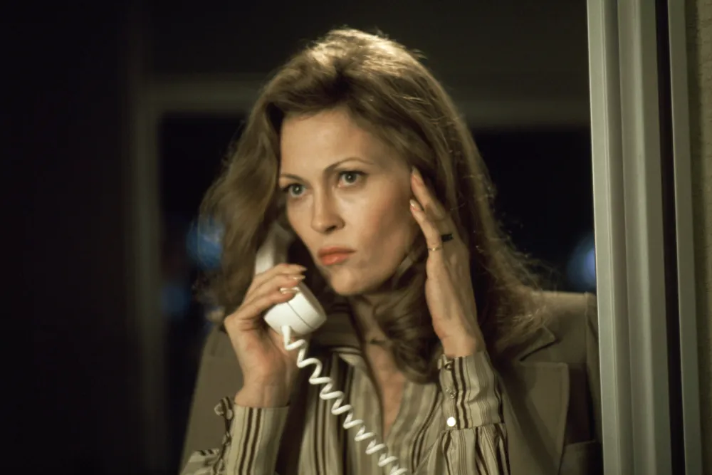 Faye Dunaway y Mira Sorvino bailan