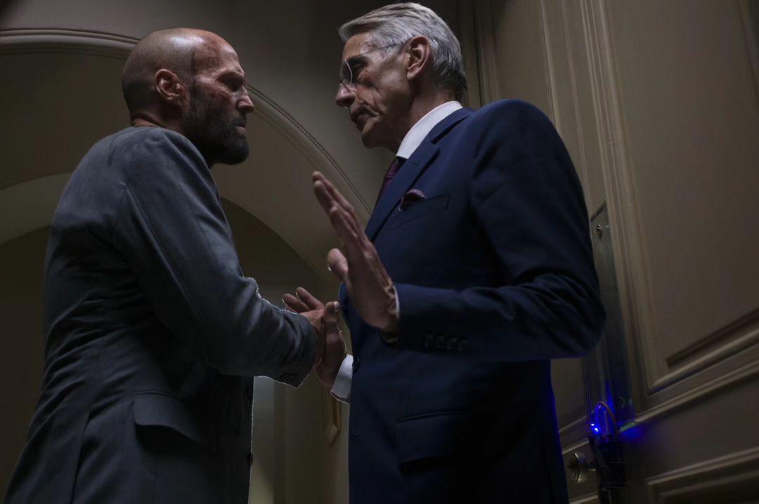 Jeremy Irons vuelve a enfrentarse a Jason Statham en "The Beekeeper 2"