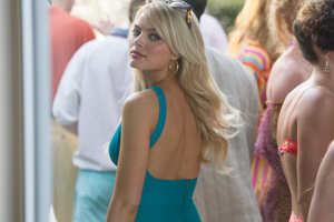 Margot Robbie se interpone entre dos sicarios y también entre Batman y Superman
