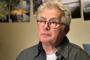Martin Sheen, sacerdote católico producido por Terrence Malick