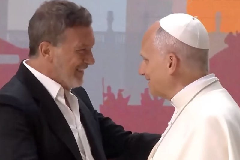 Antonio Banderas confiesa estar hablando ante el Papa León por "el hechizo de Dios"