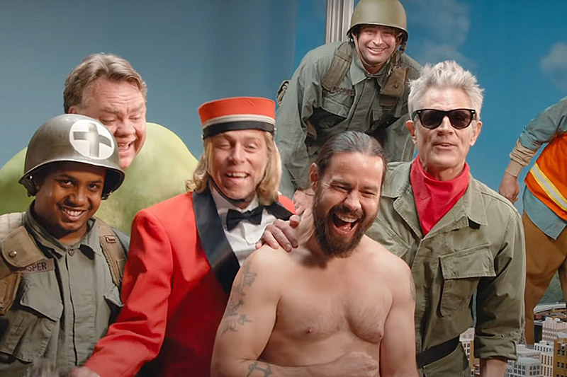 "Jackass Forever" llega fuerte