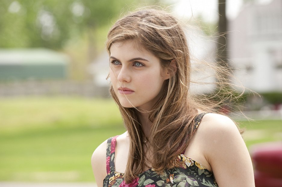Alexandra Daddario, madre que intenta mantener unida a su familia