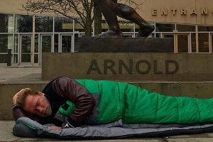 Arnold Schwarzenegger posa como un mendigo en su Instagram