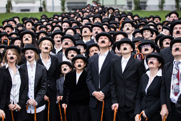 Más de 600 personas se disfrazan de Charles Chaplin en la población suiza donde murió, el día en el que se celebraba su 128 cumpleaños