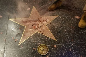 Unos vándalos destrozan la estrella de Donald Trump en el Paseo de la Fama en Hollywood