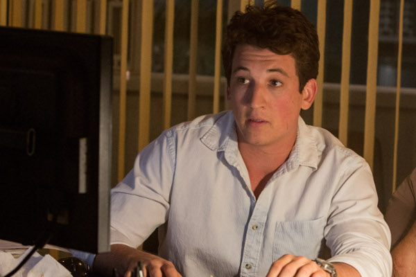 Miles Teller toca la batería dramática con un punto de humor en la sátira "Juego de armas"