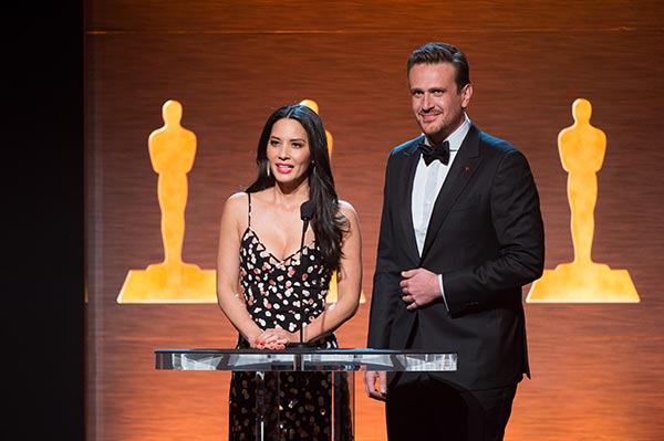Olivia Munn y Jason Segel entregan los Oscar técnicos