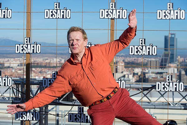 Philippe Petit, el funambulista que afrontó “El desafío” de caminar sobre un cable que unía las azoteas de las Torres Gemelas