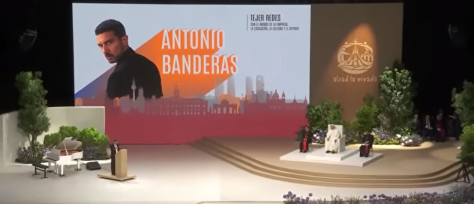 Antonio Banderas habla ante León XIX tras sucumbir al hechizo de Dios