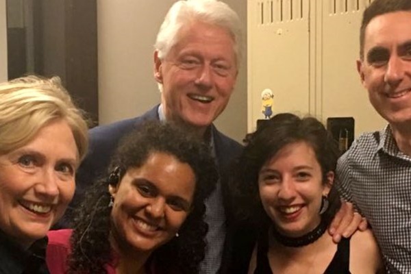 Hilary Clinton por fin cumple su promesa de ver “Wonder Woman” - Acudió con su marido el sábado por la noche