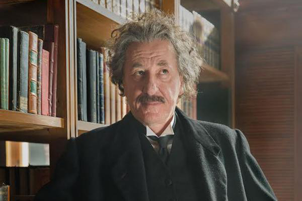 National Geographic presenta a Geoffrey Rush caracterizado como Albert Einstein