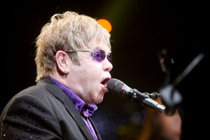 Elton John podría participar como actor en la secuela de “Kingsman”