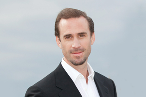 Joseph Fiennes se encuentra con el Papa Francisco, justo antes de la proyección en el Vaticano de "Resucitado (Risen)" 