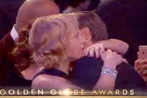 kate winslet leonardo dicaprio hug zoom c93e898b d11c 427c bd0f 66211fcd61d0