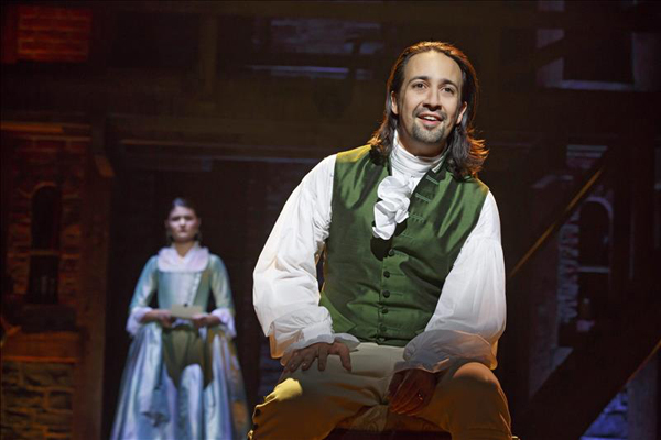 Lin Manuel Miranda deja el musical “Hamilton”, para acompañar a Emily Blunt, la nueva Mary Poppins
