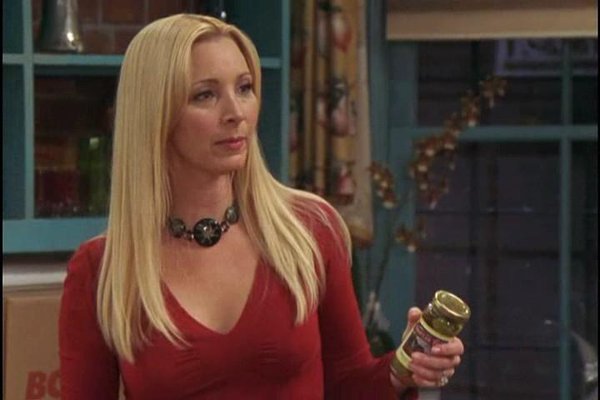 El personaje de Lisa Kudrow en “La chica del tren” tuvo que cambiar de nombre por culpa de “Friends”