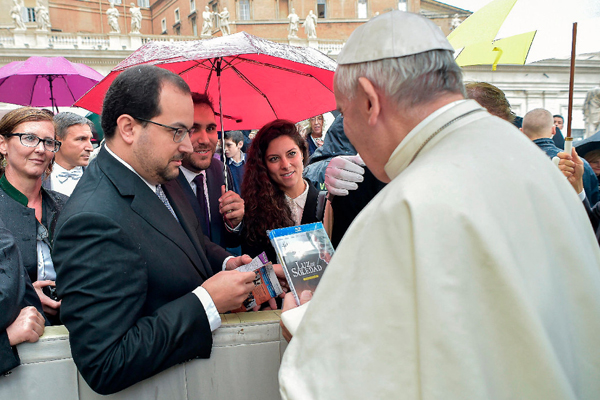 El equipo de “Luz de soledad” regala en mano su película al Papa Francisco