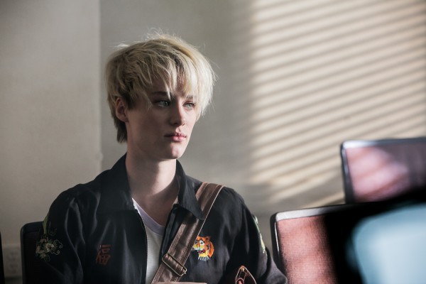 Mackenzie Davis, niñera de Charlize Theron