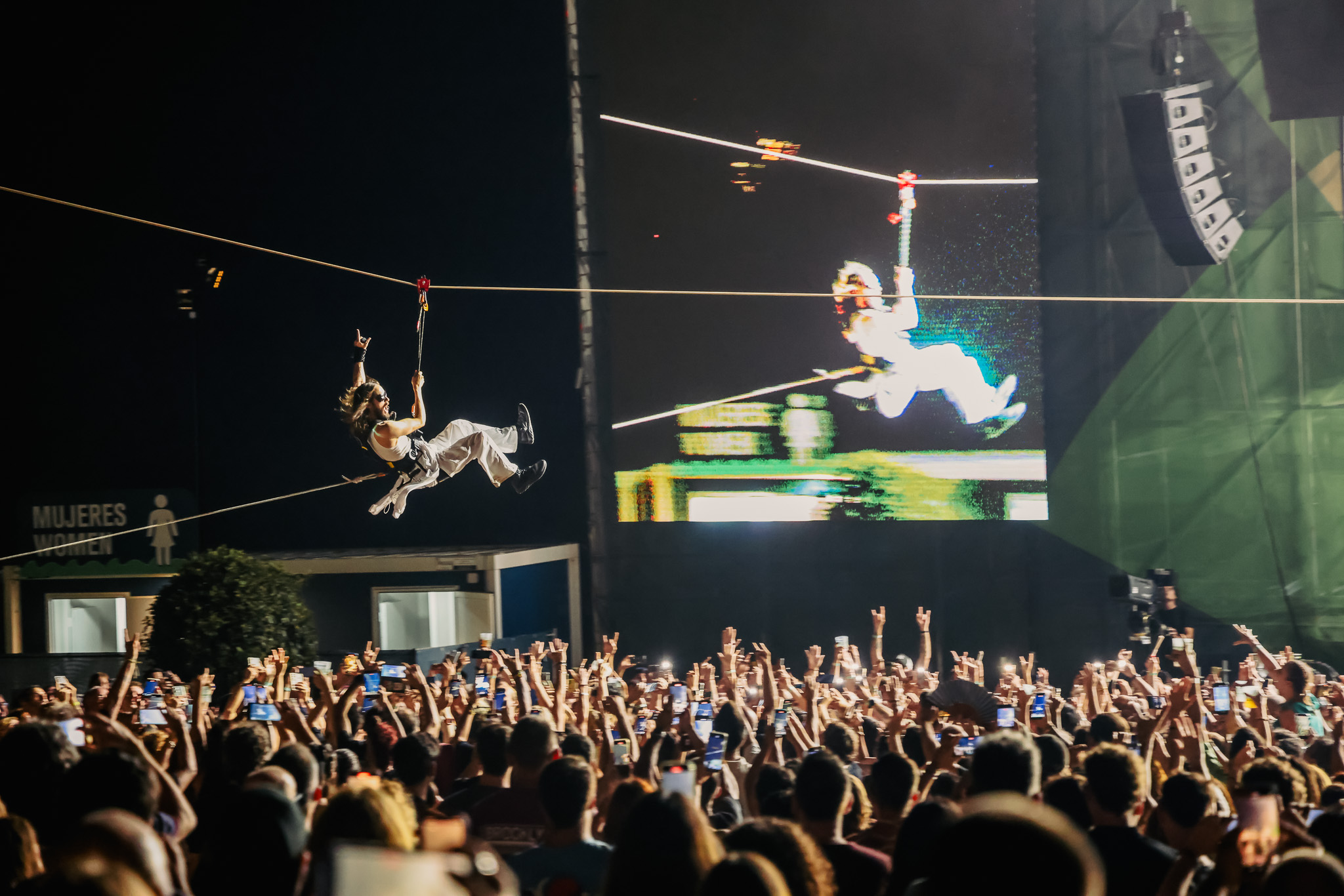 Jared Leto llega en tirolina al escenario de Marenostrum Fuengirola
