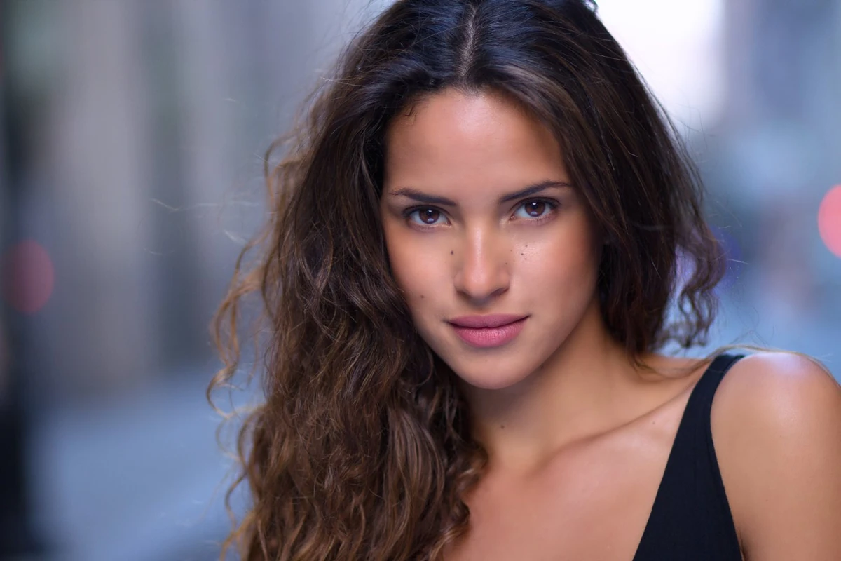 Adria Arjona, ladrona de coches de lujo