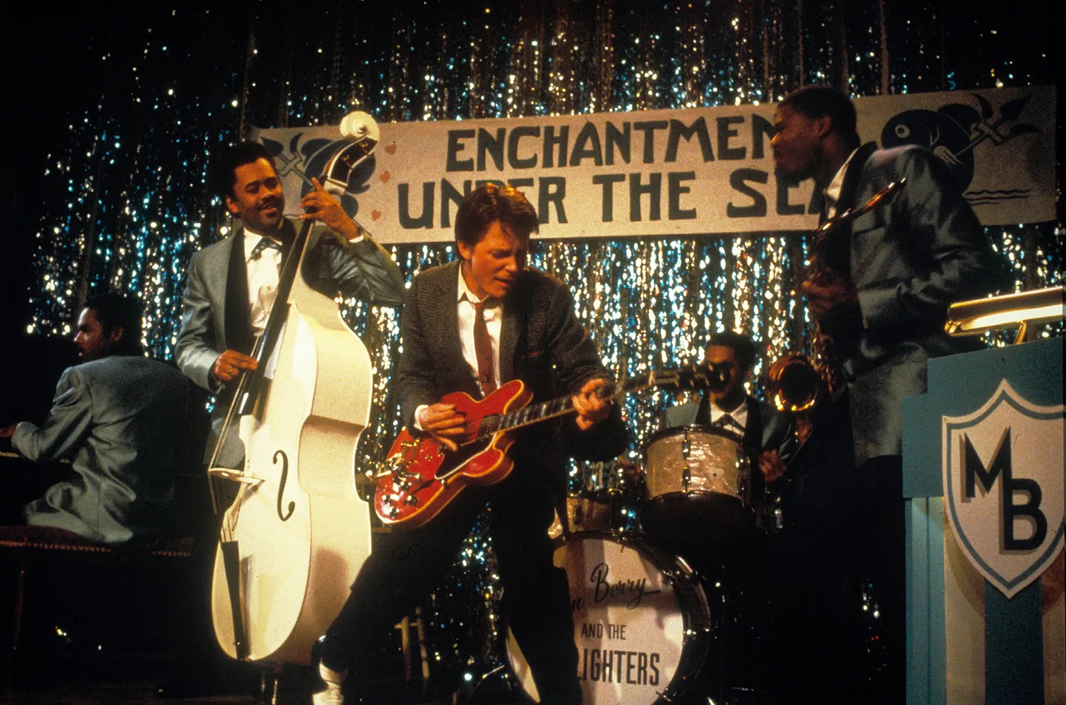 Michael J. Fox se sube a un escenario recordando "Regreso al futuro"