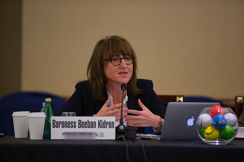 Beeban Kidron advierte en un informe de los peligros que acechan a los niños en internet