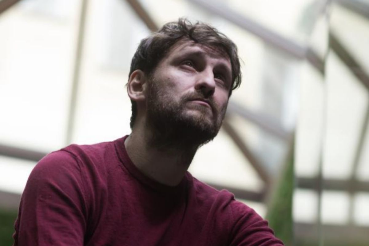 Raúl Arévalo protagoniza "Santo", primera serie coproducida entre España y Brasil para Netflix