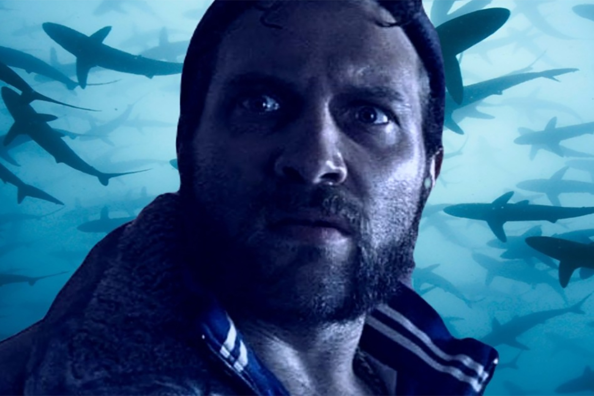 En marcha una cinta de acción en el mar de tiburón letal enfrentado a serial killer