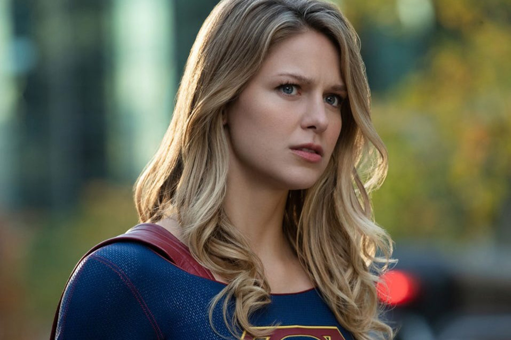 Supergirl cuelga la capa