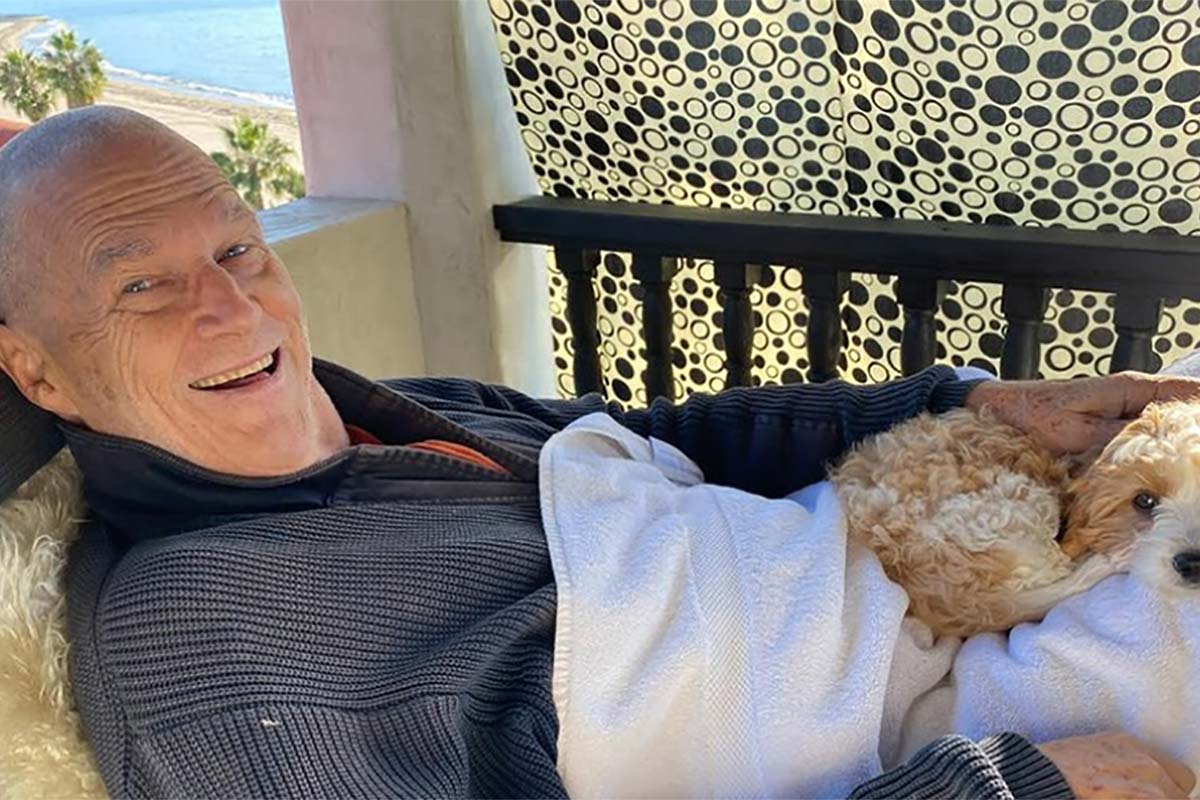 Jeff Bridges reaparece con el pelo rapado y un perrito tras dar a conocer que padece cáncer