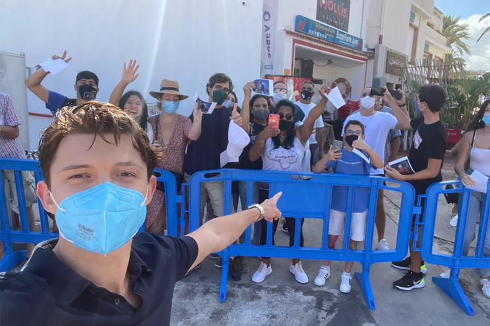 Tom Holland se hace selfies en Denia