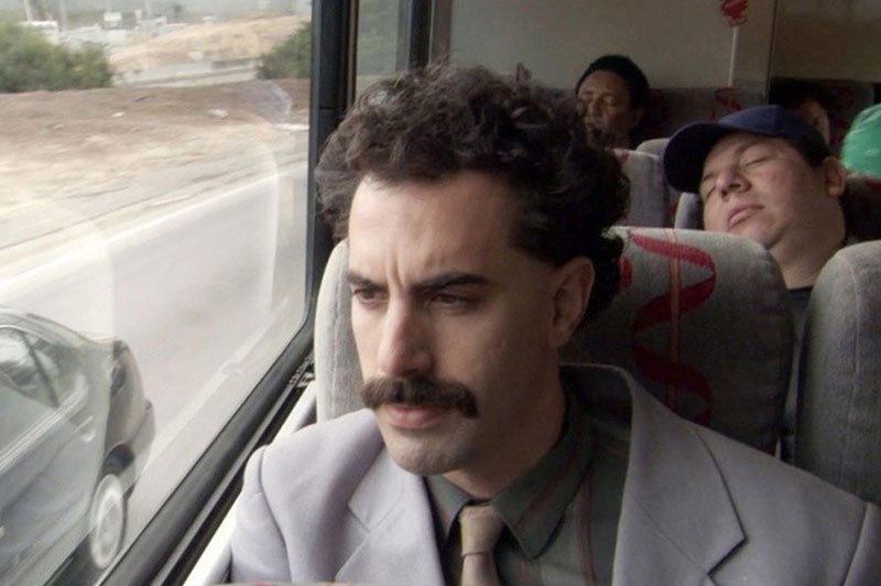 Sacha Baron Cohen se presenta en bikini rosa ante el ex alcalde de Nueva York Rudy Giuliani - El ahora abogado de Donald Trump llamó a la policía