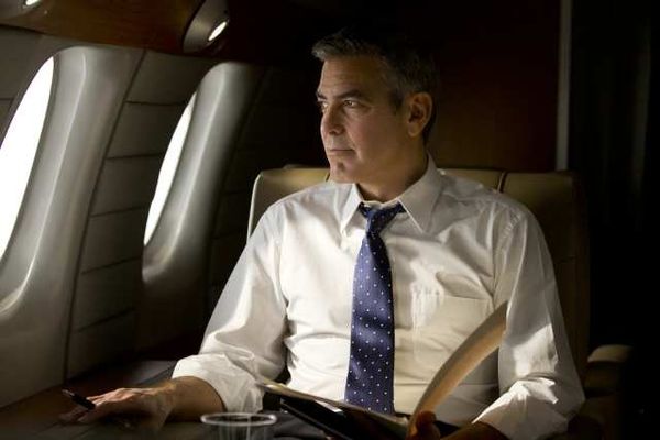 George Clooney y Brie Larson atascan el centro de Madrid montando en bicicleta