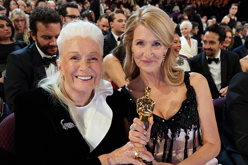 Laura Dern dedica su Oscar a las familias