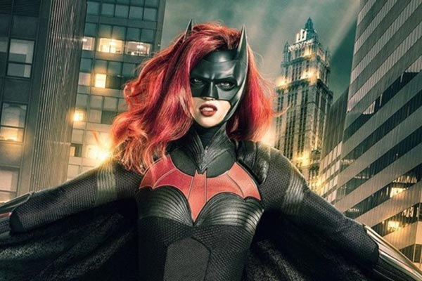 Ahora va Batwoman y sale del armario