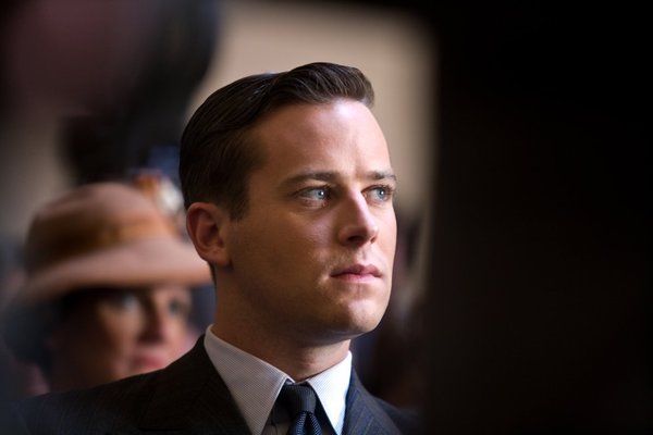 Armie Hammer y Alicia Vikander cazadores de cangrejos gigantes “por deber, deporte y dinero”