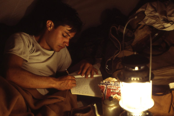 Gael García Bernal y Maggie Gyllenghal compondrán poesía