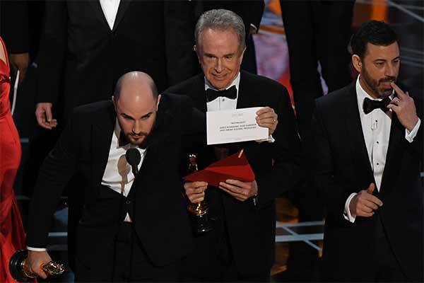 El causante del error de los Oscar, Brian Cullinan, tuiteaba fotos de Emma Stone cuando le entregó el sobre a Warren Beatty