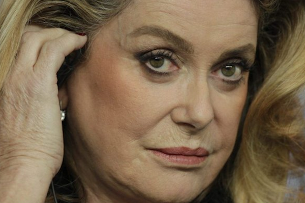 Catherine Deneuve vende los objetos de su vida en un garaje
