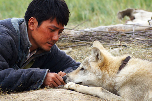 Rob Minkoff pasa de “El rey León” a los lobos con una versión animada de “El último lobo”, de Jean-Jacques Annaud